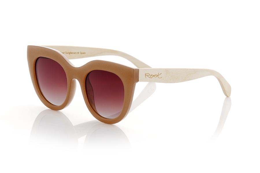 Gafas de Madera Natural de Arce modelo ZOE. Las gafas de sol ZOE están diseñadas para la mujer moderna y elegante. Con un frontal en color caramelo tostado transparente satinado, estas gafas de sol tienen un diseño redondeado y anguloso en la ceja que las hace únicas. Las varillas de madera de arce le dan un toque natural y sostenible, y las lentes marrones gradient le dan un aspecto sofisticado. Estas gafas de sol son ideales para lucir un estilo chic en cualquier ocasión, mientras protegen tus ojos de los rayos UV del sol. Medida Frontal: 147x59mm Calibre 51 | Root Sunglasses® 